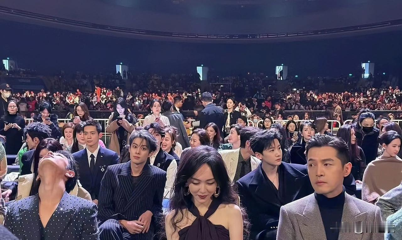 这一张图里的明星都在各忙各的，有的在睡觉，有的在发呆，有的在玩手机，有的在聊天，