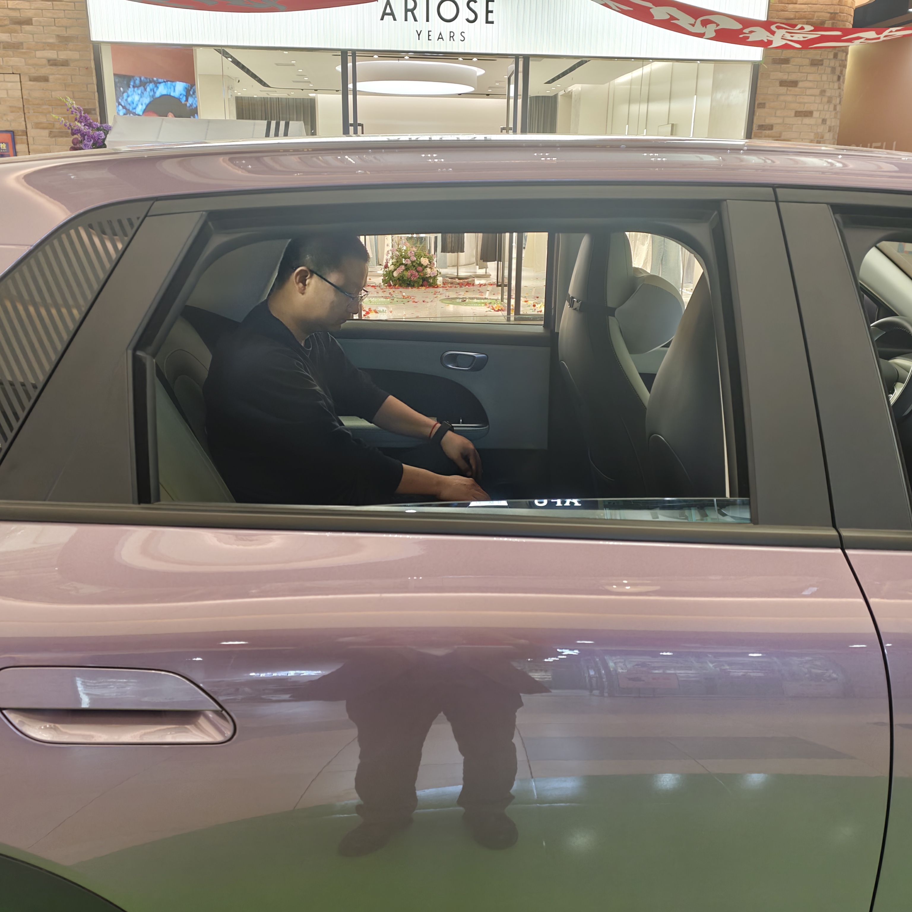 QQ3EV 2026款310分享版外观圆润可爱，双色车身辨识度高，3米车身城市穿