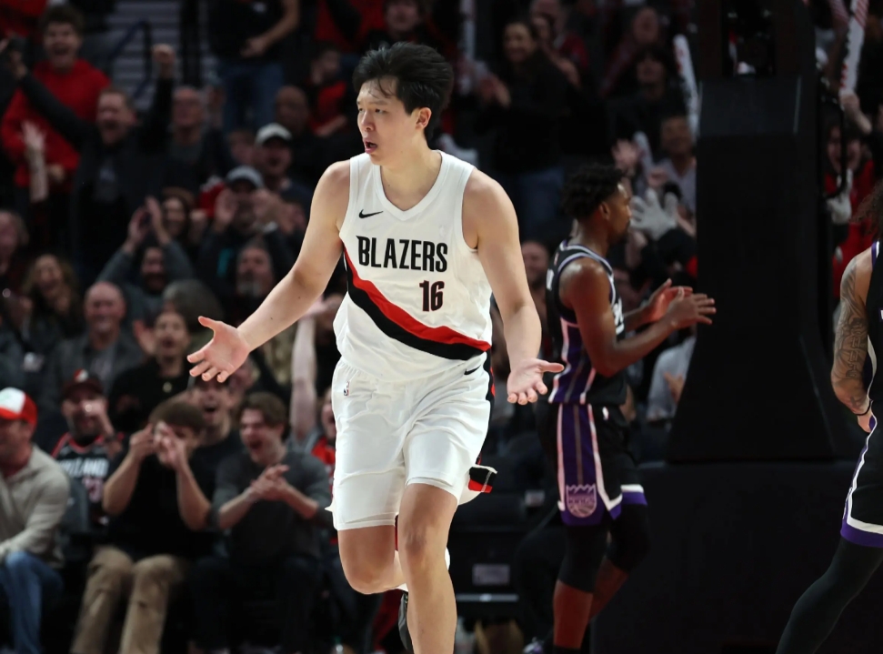 今天里斯彻底跌出轮换，杨瀚森的轮换位置彻底稳了
开拓者的内线选择其实很少，只有克