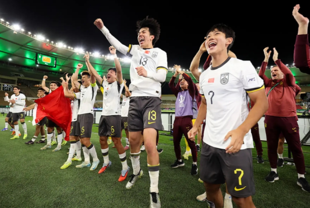 4-0，差距到底在哪里？决赛夜，日本捧杯，中国低头？并没有，颁奖台前，两队列队致