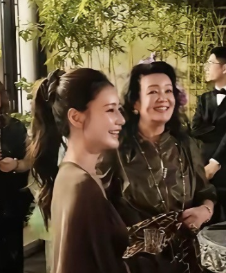 兰姐带着汪小菲和筱梅去参加朋友生日宴，这一出场，直接把之前的那些“不和”传闻按在
