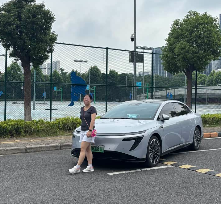 女神坐主驾，N7守护每一段出行时光
从初次握紧方向盘满心拘谨的新手司机，到从容稳