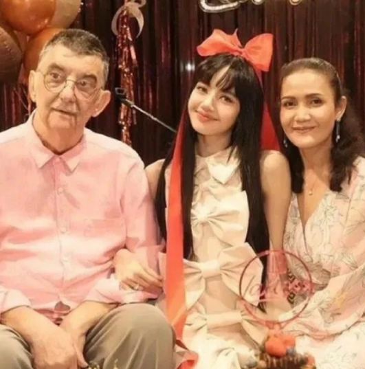 Lisa和爸妈的合影总能引发关注
之前她和妈妈、继父过生日时的照片曝光，画面超温