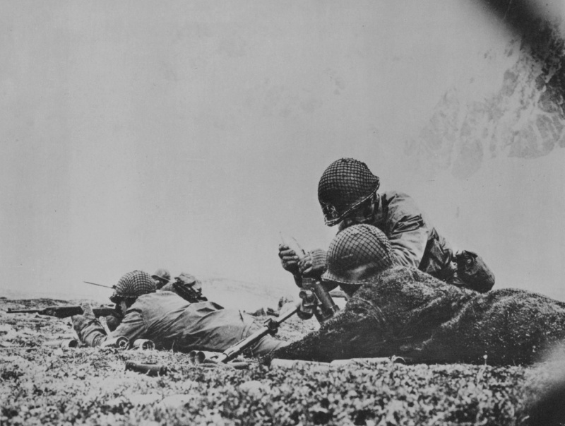 二战中美国士兵在阿留申群岛阿图岛的一场战斗中发射迫击炮。