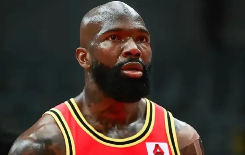 琼斯现在真是后悔死了，之前还有俱乐部想要签他，可他还总是想等更好的合同，而且不断