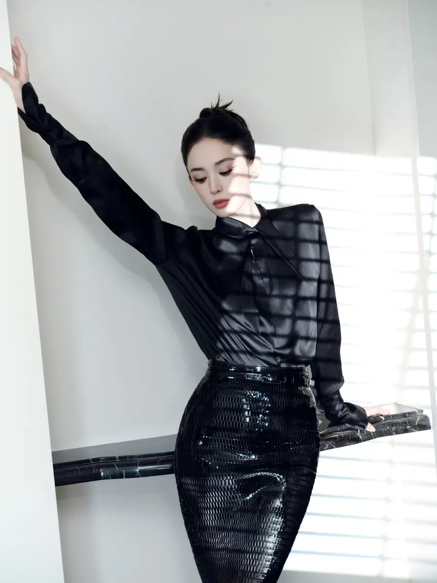 娜扎全黑look又美又飒！戴墨镜气场全开秒变酷girl