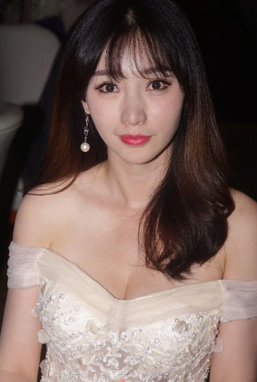 其实柳岩的妈妈也一直催她结婚
甚至还直白地吐槽她：“你年纪都这么大，找不到好的只