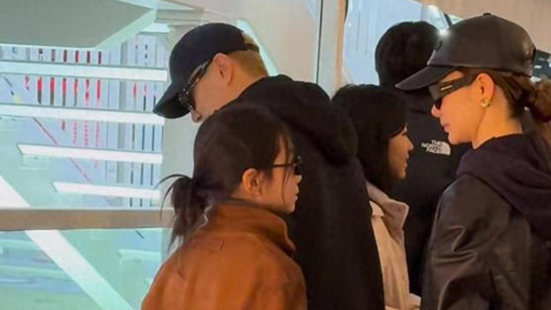 香港偶遇戚薇一家，seven穿姐姐外套毫无违和感，一家都是墨镜控