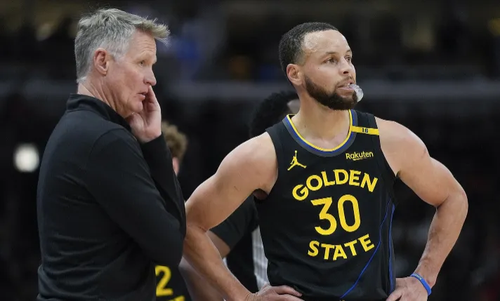 据美记Michael Scotto报道，联盟消息人士透露，勇士球员斯蒂芬-库里一