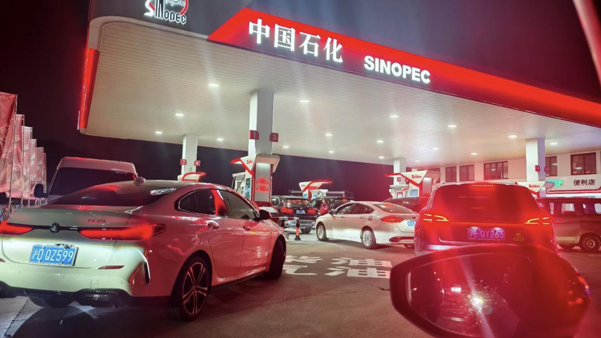 告别排队加油，比亚迪插混从容开启快省新体验