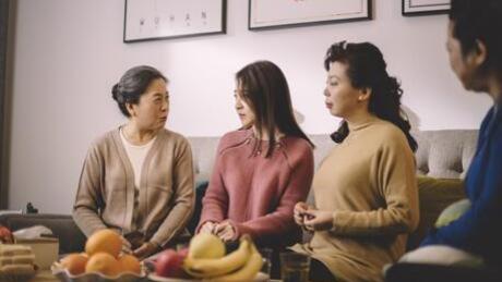 一个现象：现在的人，变得聪明了，不再主动帮亲戚的忙