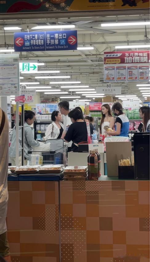 小S一家在台东逛超市！三个女儿颜值双在线，二女儿Lily像年