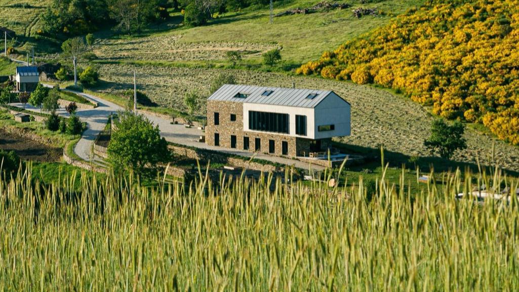 艺加设计│酒店设计│山地隐逸酒店：嵌入山地景观的度假隐居