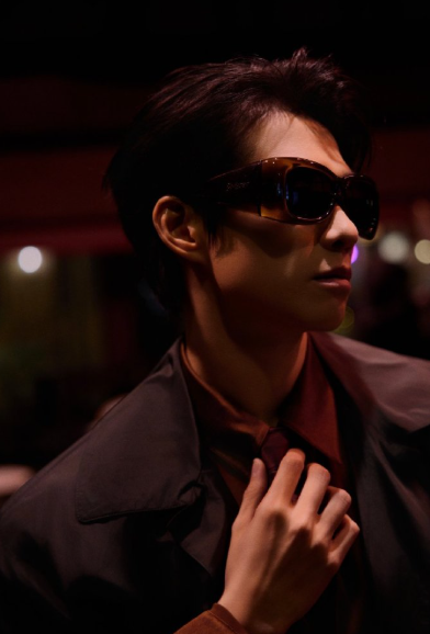 魏大勋出个国怎么帅成这样