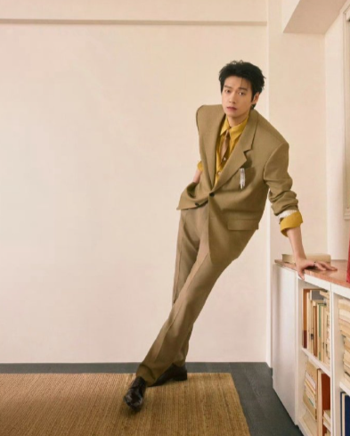 谁被这宽肩圈粉了！造型选对颜色超亮眼，肩线优势突出得刚刚好，整个人挺拔有气场，这