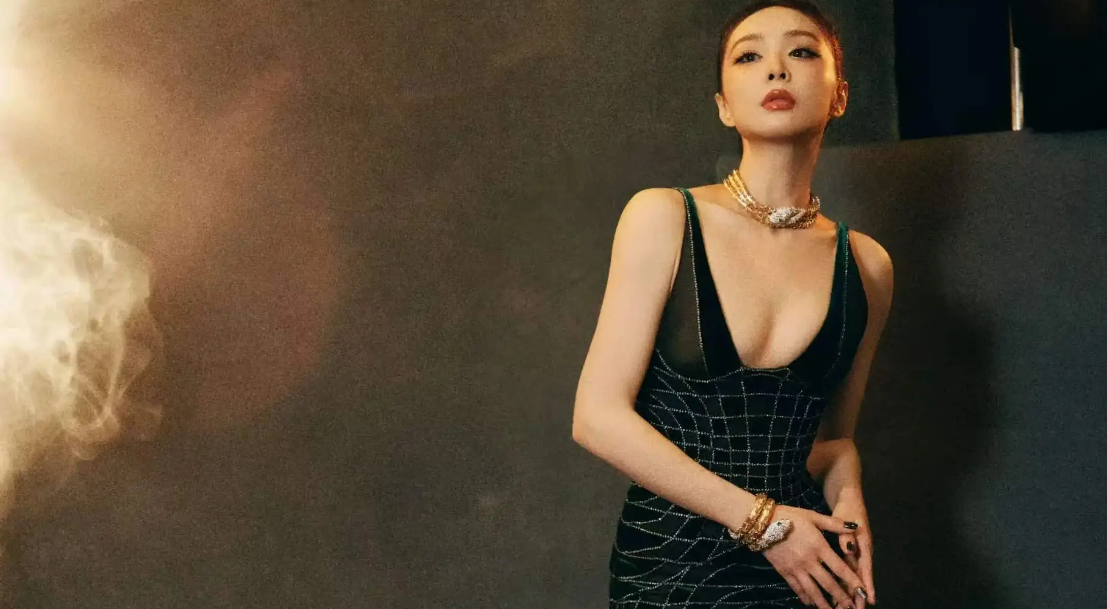 高叶穿墨绿深V裙大气 蛇形金饰加持贵气迷人