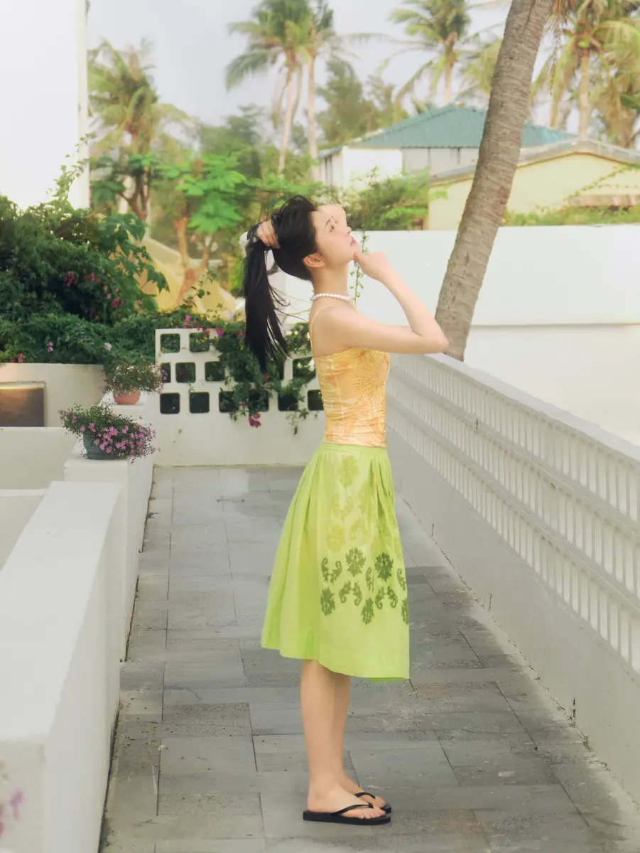 周洁琼对镜甜笑元气满满 赤足玩耍画面唯美动人