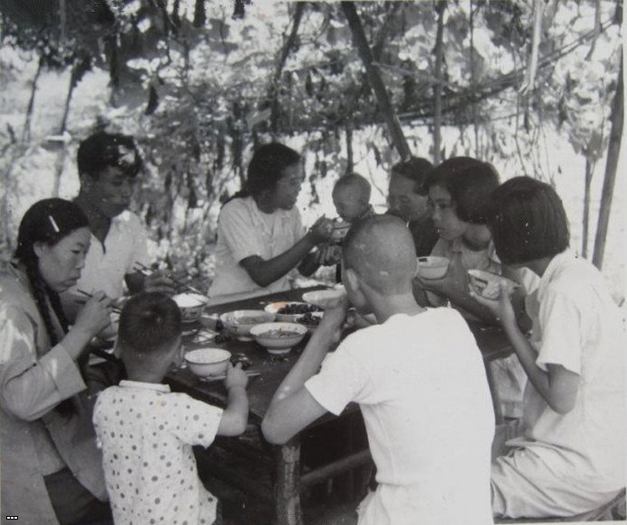  早，恰饭冇？（1957年的老照片）