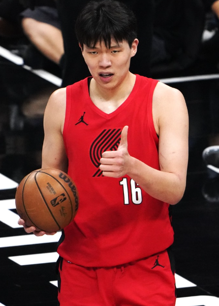 杨瀚森总算开始改三分投篮动作了，你们注意到没，他的两次投篮动作不一样。第一次还是