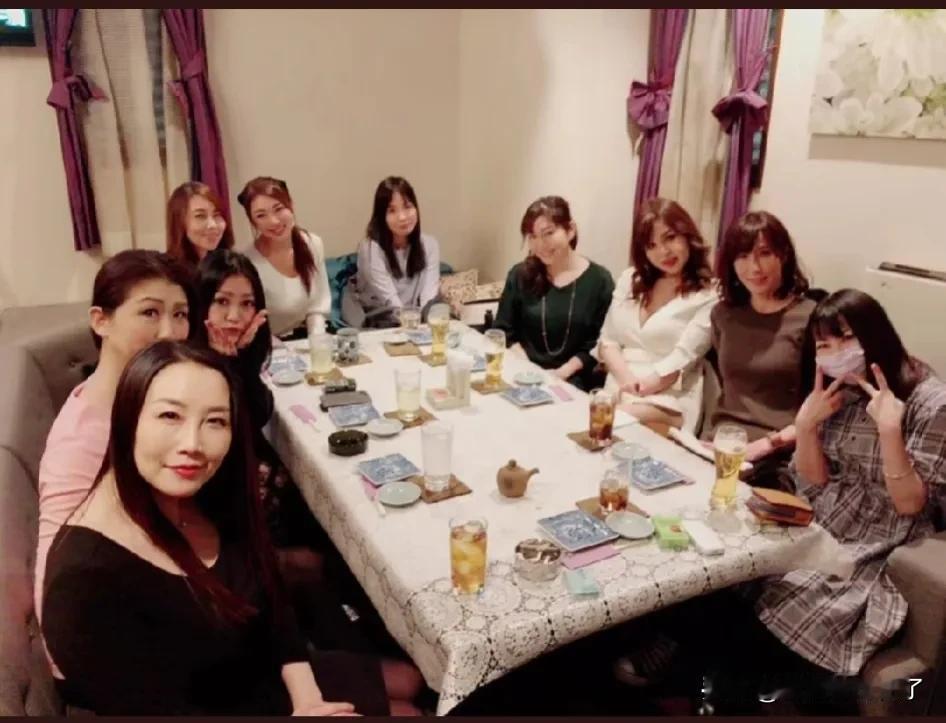 她们如果开年会，C位谁站？