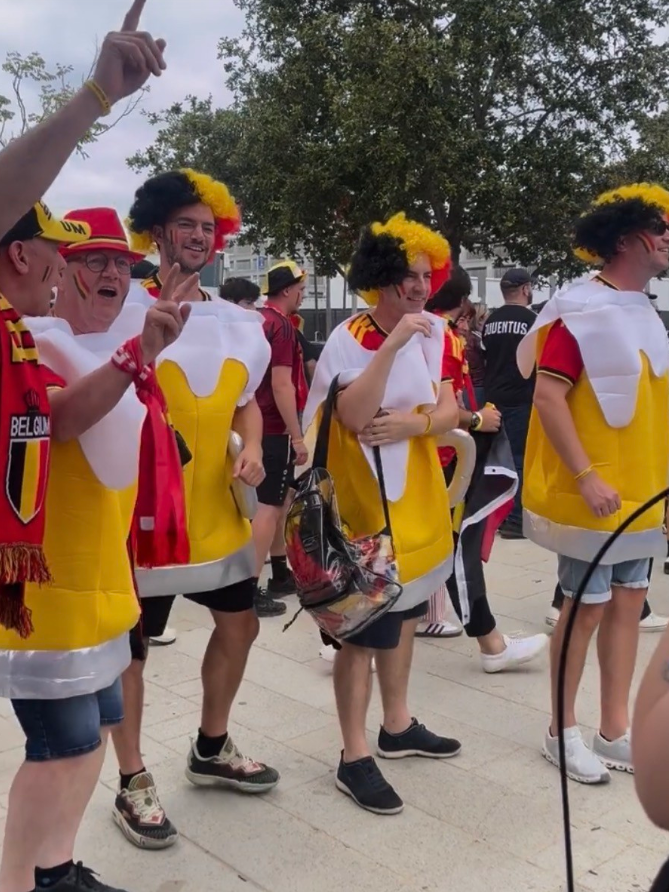 比利时的球迷，从假发到衣服也太可爱了吧。