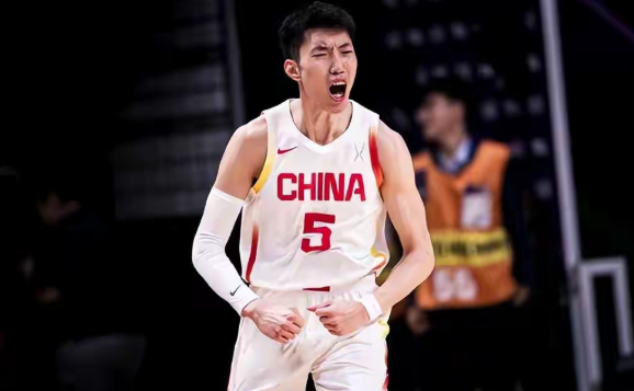 昨晚赢日本，只能算勉强止血，远谈不上大胜。
郭士强半场变阵救命，敢换人、敢提速，