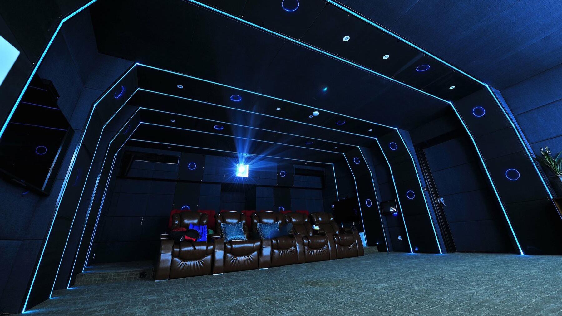 不只是看电影：别墅影音室的多元化功能融合（卡拉OK、游戏、直播）解决方案！