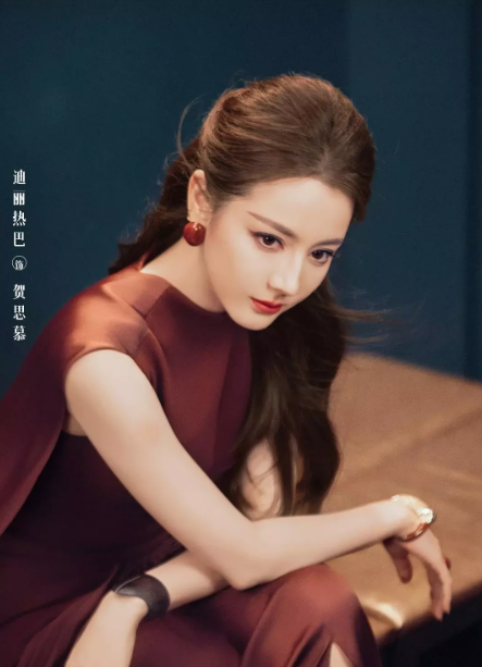 迪丽热巴穿长裙优雅明媚，和陈飞宇托脸合照氛围超甜，这画面简直绝了！

此前《白日