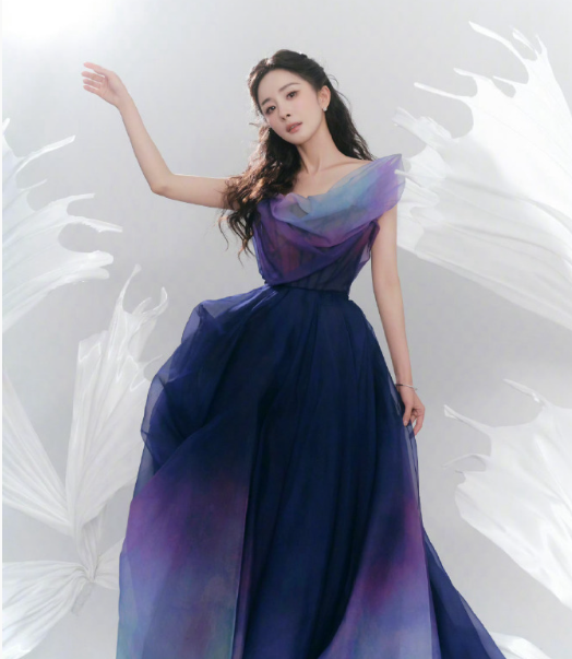 身着一袭渐变蓝紫纱裙，宛如从绮梦深处翩然而至