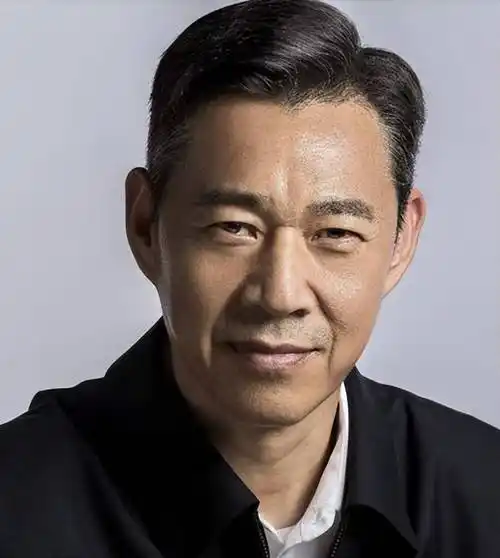 1993年，张丰毅给张光北打了个电话，语气特豪横：“叫上倪大红，赶紧来香港，哥带