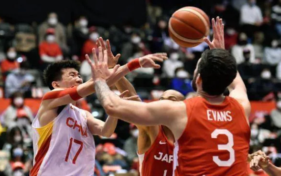 中国男篮在半场落后14分、最多落后15分的绝境下，下半场爆发惊天逆转，最终以87