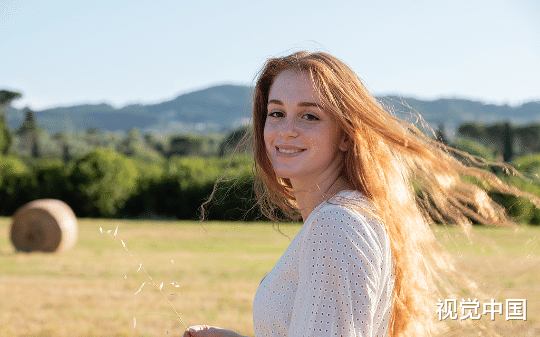 爸妈嫌我太活泼、不稳重，给我植入ai芯片，可我如愿变成完美女儿后他们却崩溃了