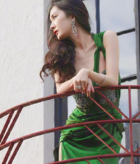 杨幂壁纸精选绿纱裙大长腿精致写真图集