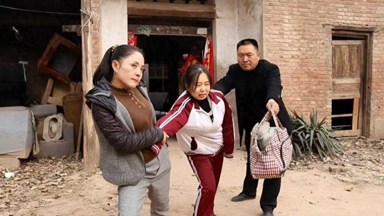 留守妇女孤独寂寞冷，和别的男人纠缠不清，老公怒不可遏打上门来