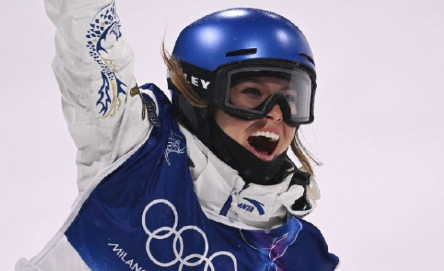 从起跳、腾空到落地，谷爱凌每一个动作都精准到位，顺利拿下大跳台银牌，作为纪录创造