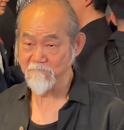 74岁元华出席活动，他已经秃顶，胡子全白，身材有些佝偻的小老头了！
元华在周星驰
