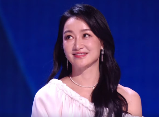 赵子琪和李湘原来是同学
而且同班同学中还有王蓉和胡可，也是强大的明星班了。
赵子