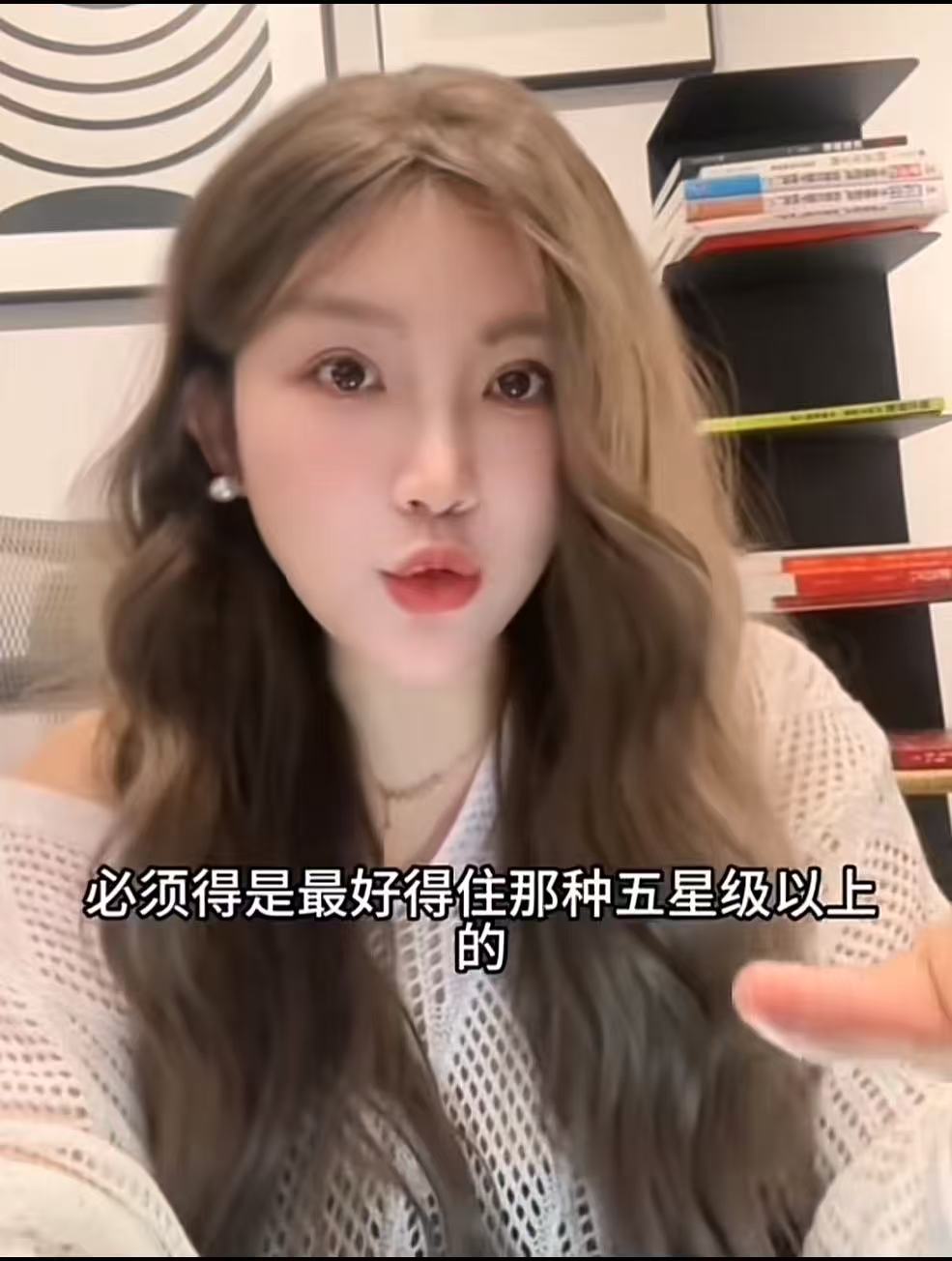 女孩工资才 5000，出去玩，要求住五星级酒店，男孩子直接把她拉黑了，连个回旋的
