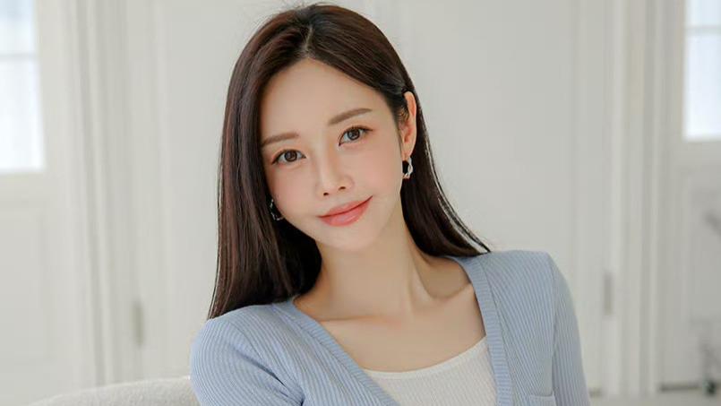 倩影映青蒲，风来香满衣，玉立亭亭姿，悠然自在心