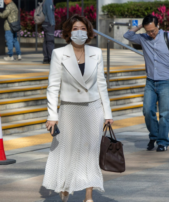 49岁港姐现身法庭打离婚官司
与富商丈夫无交流，拉锯半年仍无果