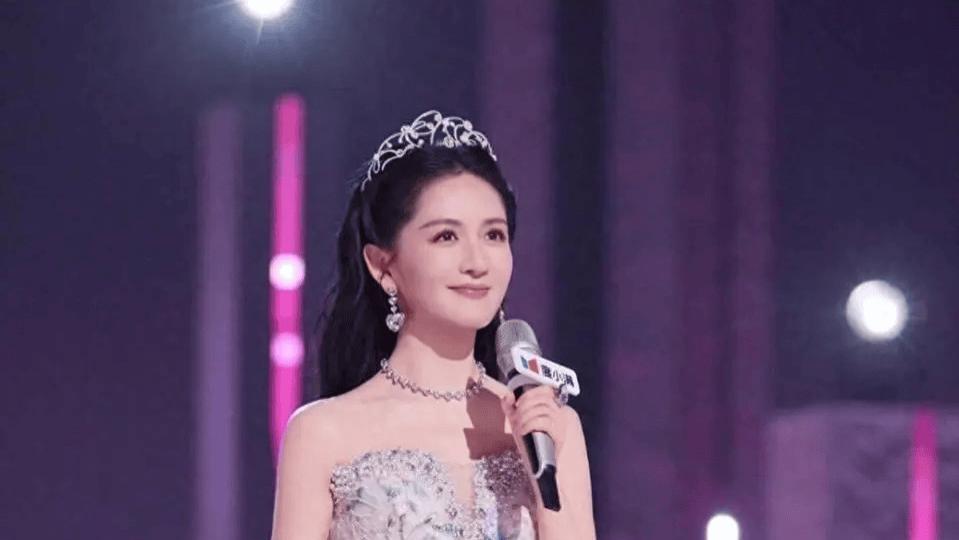 谢娜的提词器上只有三个字，而我们的生活里，连提词器都没有