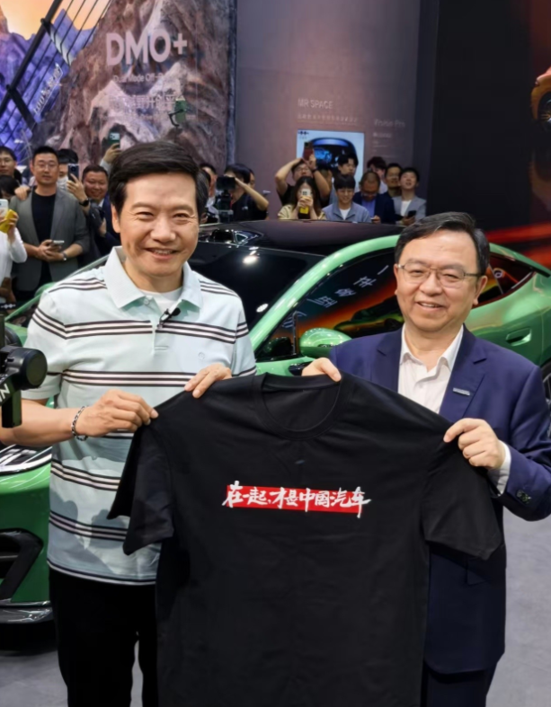 小米雷军可能是北京车展最勤劳，人缘最好的车企老板了。展会一开幕就召开了发布会，紧