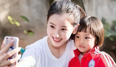 我算是看明白了，
章泽天的成功，
不是因为保送清华，不是因为赴美交流，是因为那个