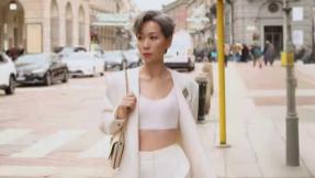 63岁叶童米兰街拍：不穿年龄的女人，到底赢在哪里？