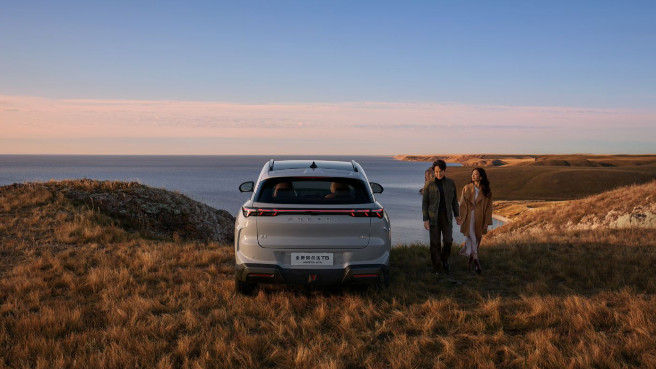 10万块买什么车？试驾极狐T5后，感觉这钱花得太值了