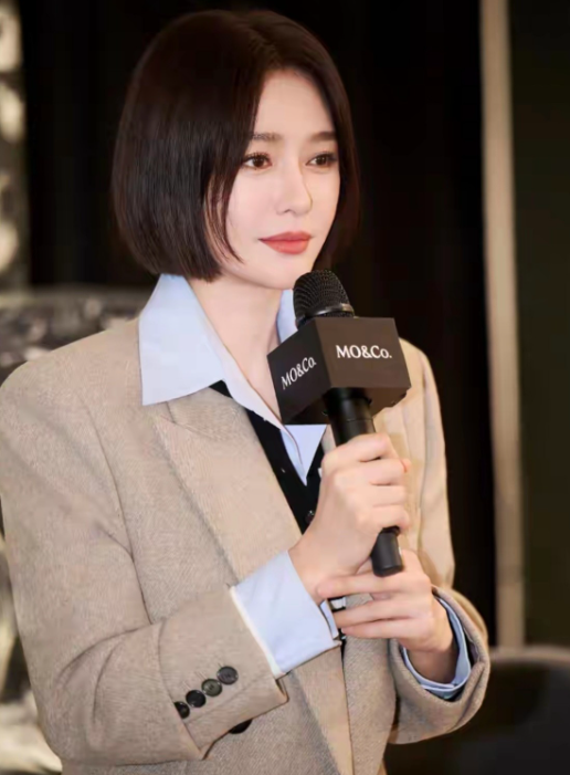 秦岚梳一刀切清新短发穿卡其色风衣配浅蓝色衬衫气质超群
今年流行各种外套配衬衫，翻