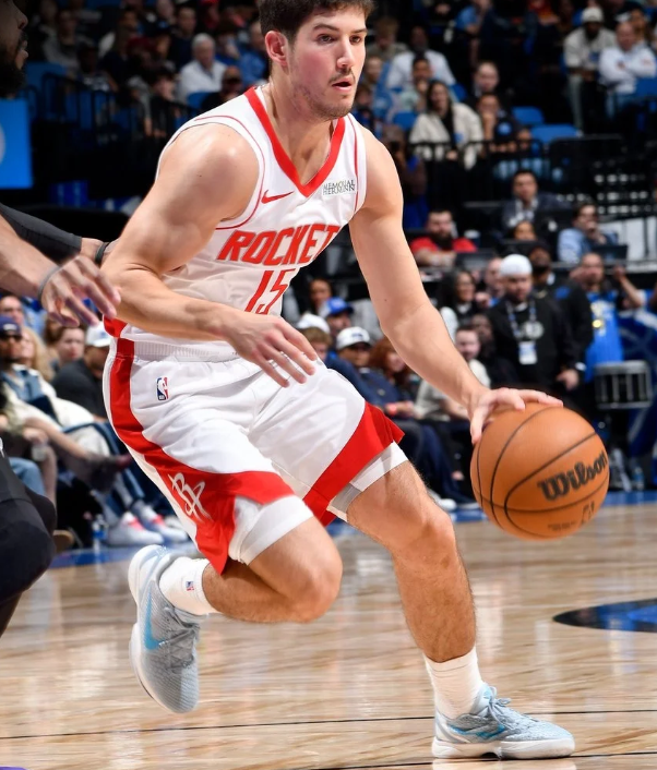 谢泼德的问题还是甩不开防守人，极度依赖挡拆

他的防守倒是有进步，本来亚当斯不受