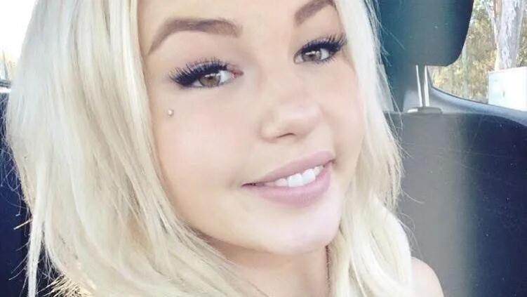 砸20万美元把眼球染蓝、全身98%刺青：这个吓跑路人的“龙女孩”，差点因此失明