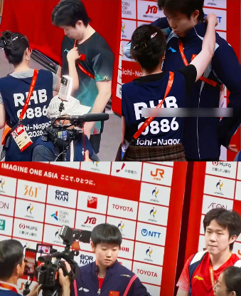小耶：不敢动，根本不敢动。小咪：你就这样站着，我看她咋给你整理的。莎宝还上下扫射