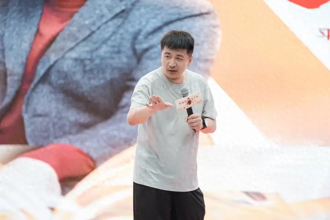 张雪峰女儿张姩菡发文缅怀爸爸，这个小姑娘太让人心疼了！
 
人间有爱，但最痛苦莫